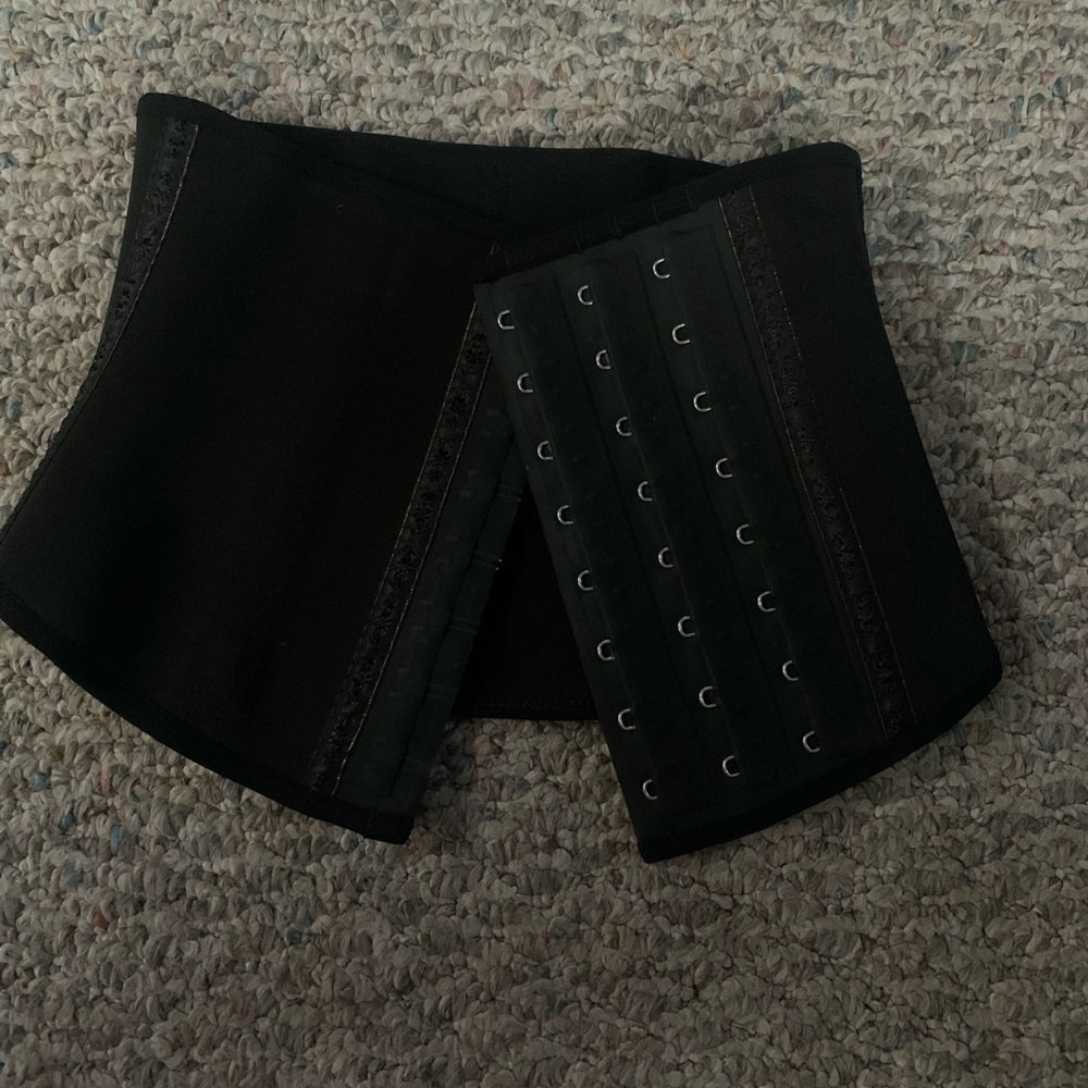 *NEVER WORN* SqueezeMeSkinny waist trainer: XXS